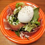 TRATTORIA mocchi - ランチ 選べるサラダ　生ハムと半熟玉子のサラダ