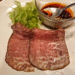 四川 Dining&Bar 臥龍 創香 - 県産牛のローストビーフ。タレの名前なんだっけ……黒酢…なんだっけ…紅油、だっかなぁ。甘酸っぱ辛くて美味しい。