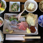 鋸南食堂 - ふわふわの白いアジフライ。トマトソースで食べる