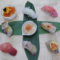 やま中・本店　鮨と日本料理　 - 特上おまかせにぎり〈1皿目〉：トロ、あら、車海老、ヤリ烏賊、ホタテ・明太子、鯛、鰹、のどぐろ、いくら・ウニ
