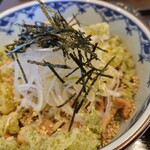 肉蕎麦の源 - 薄切りの豚肉、青のり?入りの天かす、長ネギが入ったぶっかけ肉蕎麦♪