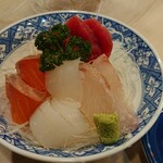 いさみ寿司 - 刺身盛り合わせ(サーモン、マグロ、タイ、イカ)