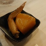 いさみ寿司 - お通し(大根と手羽先の煮物)