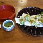 丹三郎 - ふきのとうの天ぷら。抹茶塩で頂きます。