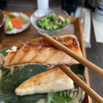 サンカク窓 - 本日のお昼ごはん（税込 1,000円）評価＝◎：ノルウェー産 サーモンハラス塩焼き、魚河岸の厚焼き玉子、茄子の胡麻味噌よごし