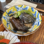 サンカク窓 - 本日のお昼ごはん（税込 1,000円）評価＝◎：ノルウェー産 サーモンハラス塩焼き、魚河岸の厚焼き玉子、茄子の胡麻味噌よごし