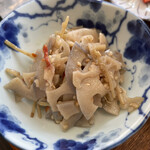 Sankaku Mado - 本日のお昼ごはん（税込 1,000円）評価＝◎：徳島県産 よだれ鶏、蓮根とウドのきんぴら、菜花とツナのワサビ和え