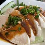 サンカク窓 - 本日のお昼ごはん（税込 1,000円）評価＝◎：徳島県産 よだれ鶏、蓮根とウドのきんぴら、菜花とツナのワサビ和え