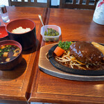 バーグマン - 料理写真:ハンバーグステーキ160g 930円と、味噌汁とご飯の定食セット500円。