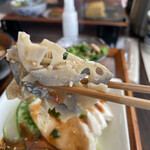 サンカク窓 - 本日のお昼ごはん（税込 1,000円）評価＝◎：徳島県産 よだれ鶏、蓮根とウドのきんぴら、菜花とツナのワサビ和え