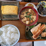 サンカク窓 - 本日のお昼ごはん（税込 1,000円）評価＝◎：ノルウェー産 サーモンハラス塩焼き、魚河岸の厚焼き玉子、茄子の胡麻味噌よごし