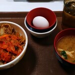 すき家 - キムチ牛丼(並盛り)・たまごセット(味噌汁、生卵)