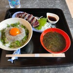 Jikka Kafe Yamada - 生シラス丼+カツオの藁焼き塩タタキセット 1650円
                      生シラス丼（生卵付き）、かつおの藁焼き塩タタキ（5~6キレ）、あおさの味噌