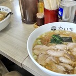 Taichi - 金色のスープの中には旨そうな麺とチャーシューが佇んでおりました☆ ほうれん草増したら更に美味しかったですよー♪
