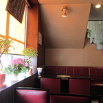 Sennari - ２階への階段と窓側の席
