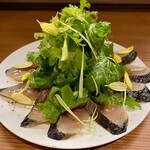 Uetro - 炙りシメサバとサラダわさび菜
