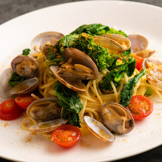 [Recommended for March and April] Vongole Bianco with large clams and rape blossoms