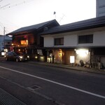 Shokusai Zuichou - 外観〜右側の建物です。〜こちら呑屋さんが建ち並んでます。