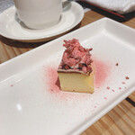 山梨レストラン メリメロ - 桜のバスクチーズケーキ