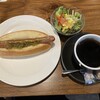 珈琲館 - 粗挽きソーセージのホットドック　サラダ付き　炭火珈琲