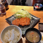 揚げ物と酒菜 幸喜 - ロースカツ定食 950円