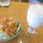 タージ - ラッシーと野菜サラダ