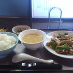 中華工房おかげさま - 本日の限定ランチ「柔らかホルモンの焼肉味付け定食」