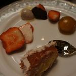 グリンデルワルド - フルーツのホワイトチョコレートフォンデュ・ブラックチョコレートフォンデュ