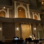 ４回まで吹き抜けのラウンジ。