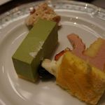 抹茶のムースとイチゴショート（ムース・スポンジ）