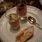 カクテルムースとイチゴのムースケーキ