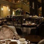 ラウンジ中央にデザートが置かれています。