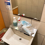 Kappasushi - トイレもこの有様。紙タオルホルダーくらい置くよね普通‥