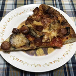 ブーランジェリー スドウ - オリーブオイルで炒めた茄子とソーセージのピザ