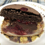 ブーランジェリー スドウ - マカロンとチョコクリーム、フランボワーズソースを合わせたデニッシュです