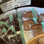 パティスリー タケモト - フィナンシェ（右）