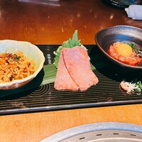 蕃 YORONIKU - ハチノス和え物、トモサンカク刺身、ユッケ