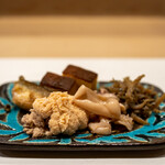 うを徳 - 2022.3 おつまみ盛り（明石の鯛の真子、大洗ヤリイカのゲソとミミの煮物、琵琶湖子持ちホンモロコ山椒炊き、車海老入り玉子焼き、琵琶湖氷魚山椒炊き）