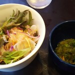 うみからそらへ - サラダ（おかわり可）と小鉢（モズク）