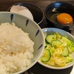 梅吉 - 百円セットは割と盛り多めによそられたご飯に生卵。
            バリュー高しです。