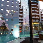 Zarejiden Sharusuito Fukuoka - ホテル中央にプール