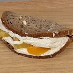 Amsel - ライ麦パンのサンドイッチ（フルーツサンド）