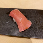 まる鮨 - 大トロ、赤身、中トロの順に出た本マグロは甘さと旨さで目をつぶりたくなる