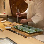 まる鮨 - 親方の手元は美しく動く。