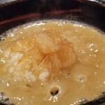 TOMONO - ⑧鱶鰭(宮城県気仙沼産葦切鮫)の上湯&金華ハムのスープ餡掛け土鍋ご飯
            土鍋で煮え滾る上湯餡が食欲をそそるなぁ
            定番だけど間違いないですね♪