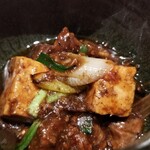 TOMONO - ⑩麻婆豆腐と白ご飯
            メチャ辛そうですけど、私でも食べられます
            辛さが足りない人には真っ赤な山椒辣油を！
            本格中華ならではの辛さと旨みの融合です