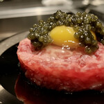 北海道焼肉 北うし - とろけるユッケ 
      美深産キャビア
      びえい和牛サーロイン使用