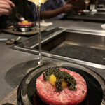 北海道焼肉 北うし - とろけるユッケ 
      美深産キャビア
      びえい和牛サーロイン使用