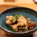 炭火焼き鳥と地酒 絢鳥 - お通し(330円)鳥もつ煮(2022年3月)