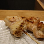 炭火焼き鳥と地酒 絢鳥 - ふりそで＆さがり @230円(2022年3月)